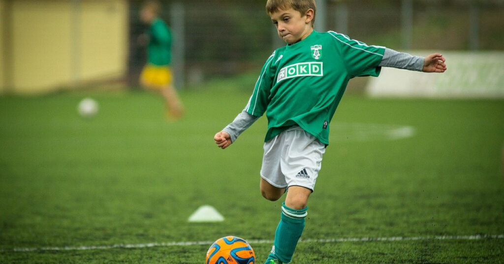 サッカーをする少年